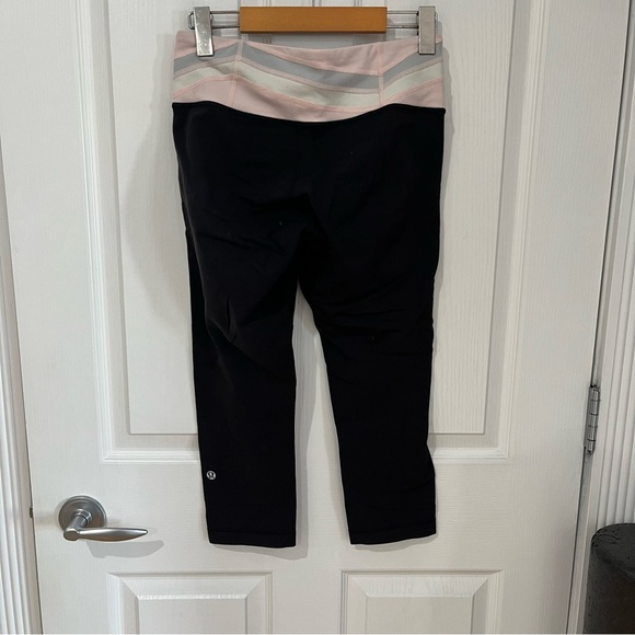 Lululemon black reversible leggings no size dot but they are a 6 - Picture 4 of 8